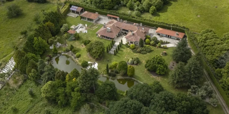 Julio Iglesias, el vecino más popular de un pueblo de Galicia