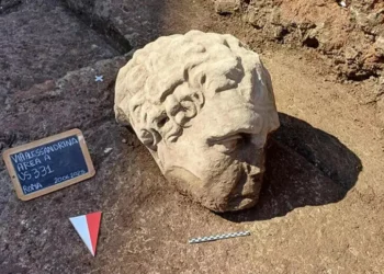 Hallan antigua cabeza de mármol en Foro de Trajano