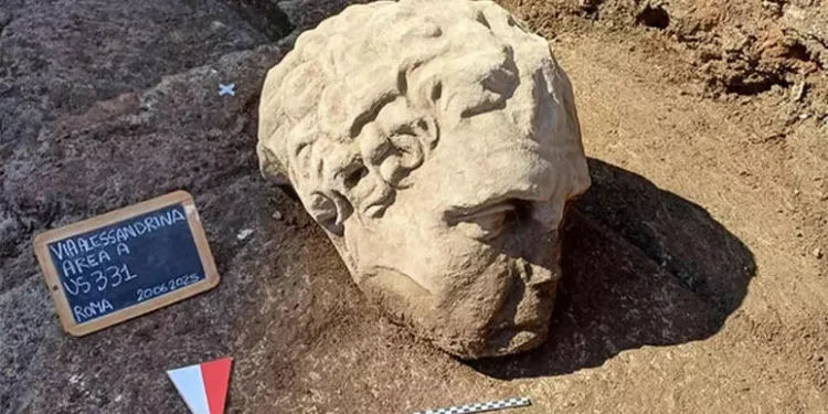 Hallan antigua cabeza de mármol en Foro de Trajano