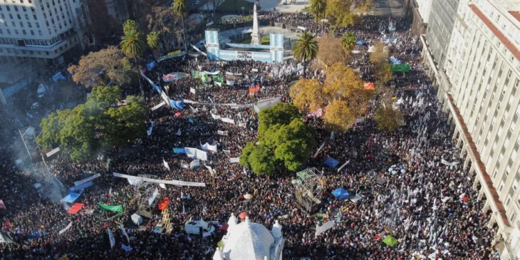 Cristina Fernández de Kirchner expresó durante la marcha, y en audio: «Vamos a volver»