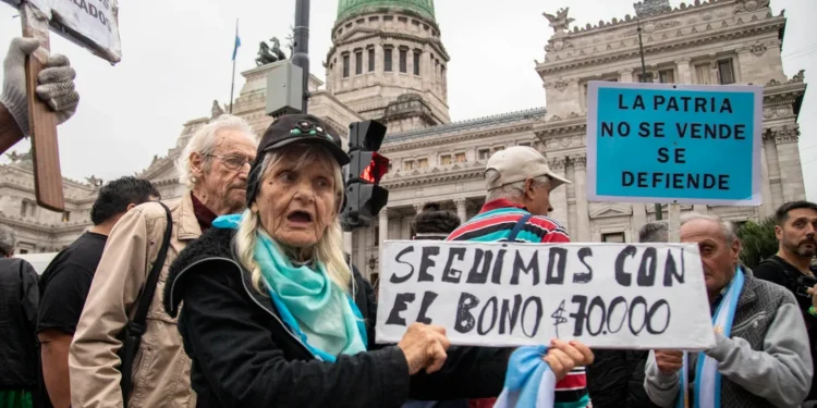 Marcha de los jubilados: se suman feministas, personas con discapacidad y profesionales del Garrahan y CONICET