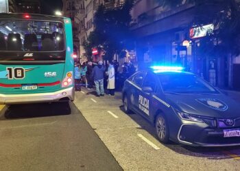 Nueve detenidos por robar celulares en colectivos en Recoleta