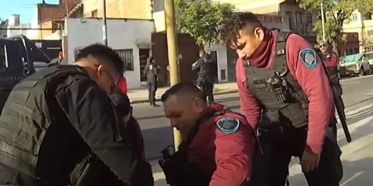 Gracias a la Taser, la Policía de la Ciudad redujo a un hombre armado en Villa Lugano