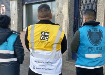 Clausuran fábrica química en Nueva Pompeya y secuestran más de 600 bidones con productos vencidos