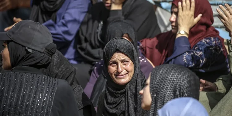 Al menos 40 muertos en Gaza tras bombardeos israelíes y una estampida en un punto de reparto de comida