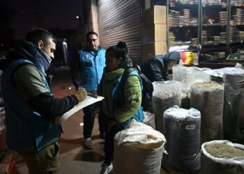 Operativo de la Ciudad para desalojar manteros y desocupar las veredas