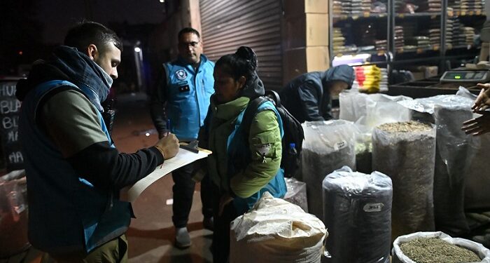 Operativo de la Ciudad para desalojar manteros y desocupar las veredas