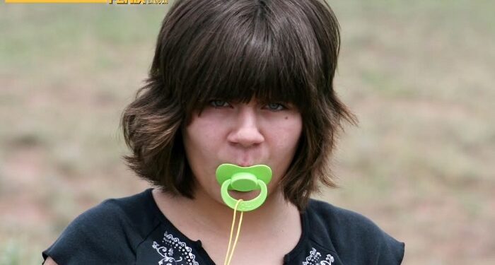 Adultos con chupete: La nueva y polémica moda para combatir el estrés y la ansiedad