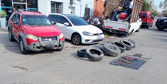 La Policía de la Ciudad detuvo a dos roba ruedas tras una persecución que terminó en Lomas de Zamora