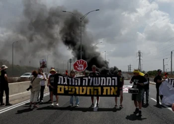 Manifestantes israelíes bloquean las carreteras del país para pedir un acuerdo de alto el fuego en Gaza