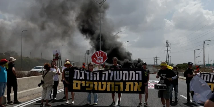 Manifestantes israelíes bloquean las carreteras del país para pedir un acuerdo de alto el fuego en Gaza