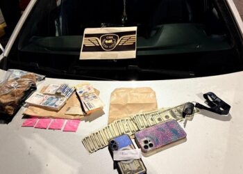 Intentó coimear a la policía, y tenía 750 gramos de éxtasis, tusi y gran cantidad de dinero