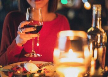 No es cierto que tomar una copa de vino hace bien