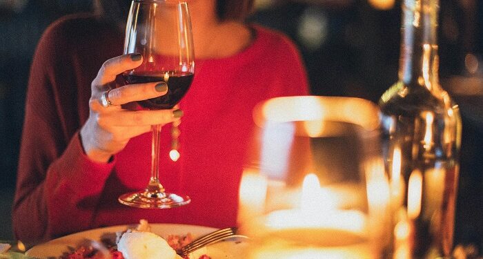 No es cierto que tomar una copa de vino hace bien