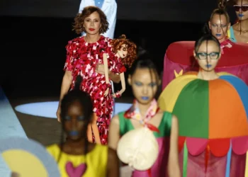 La diseñadora Agatha Ruiz de la Prada recurre a la IA para confeccionar su colección más «loca»