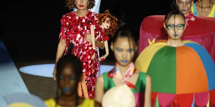La diseñadora Agatha Ruiz de la Prada recurre a la IA para confeccionar su colección más «loca»