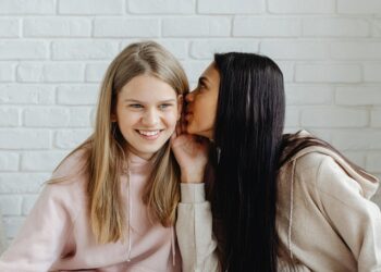 Científicos comprueban cómo «los chismes» puede mejorar el ánimo entre la gente