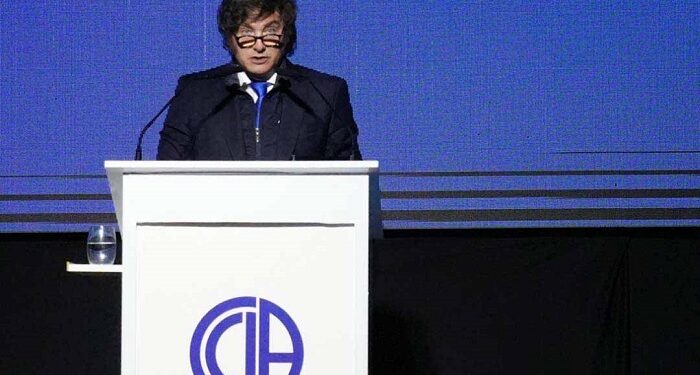 Javier Milei pidió que lo presenten como «Doctor» pese a no serlo