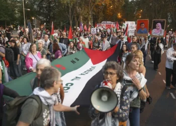 Miles de personas marchan en apoyo a Palestina, con incidentes en Barcelona y València