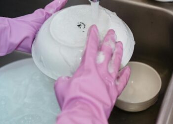 El truco casero que promete eliminar las manchas de grasa en la cocina sin esfuerzo