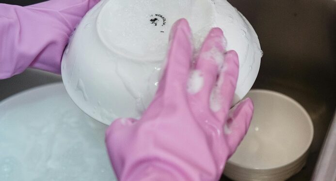 El truco casero que promete eliminar las manchas de grasa en la cocina sin esfuerzo