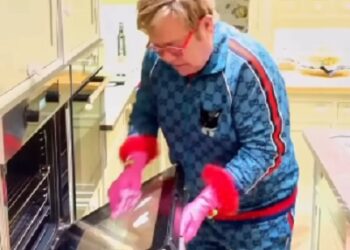 Elton John sorprendió a su fans limpiando el horno de su casa 
