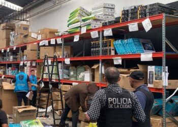 La Policía de la Ciudad desbarató una red que vendía mercadería de contrabando y secuestró celulares, perfumes, artículos electrónicos y ropa