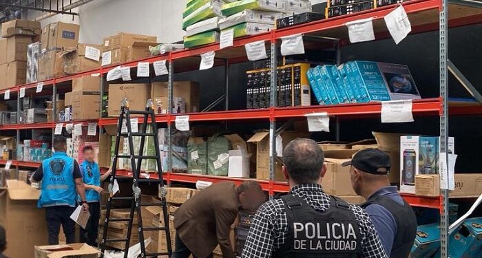 La Policía de la Ciudad desbarató una red que vendía mercadería de contrabando y secuestró celulares, perfumes, artículos electrónicos y ropa