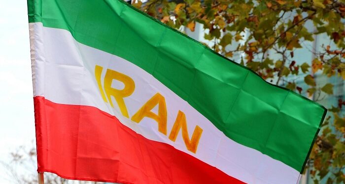 Un hombre trepó la Embajada de Irán en Londres y arrancó la bandera