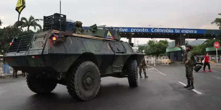 Colombia militariza su frontera por temor a éxodo de migrantes venezolanos