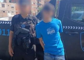 La Policía de la Ciudad detuvo tras persecución que terminó en Villa Celina a dos ladrones, uno menor de edad, en un auto robado