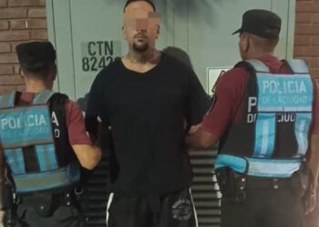 Un italiano con un arma y una placa falsa de la policía fue detenido en Villa Pueyrredón