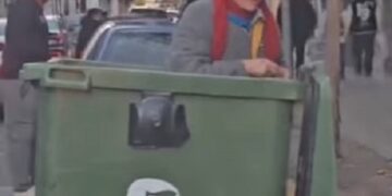 En Argentina, los jubilados comen dentro de los contenedores de basura