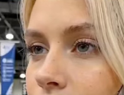 No es una mujer verdadera. Es un robot, aunque usted no lo crea