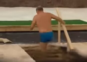 Vladimir Putin, a sus 73 años, se zambulle en aguas heladas por Epifanía ortodoxa