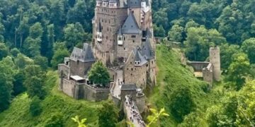 Este castillo tiene casi 900 años y siempre ha sido de la misma familia por más de 34 generaciones