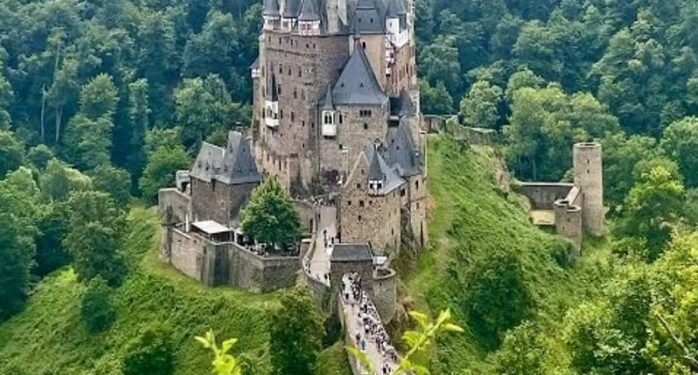 Este castillo tiene casi 900 años y siempre ha sido de la misma familia por más de 34 generaciones
