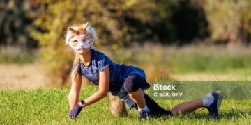 Un therian perro quiso orinar en la vereda y un hombre le tiró un balde de agua