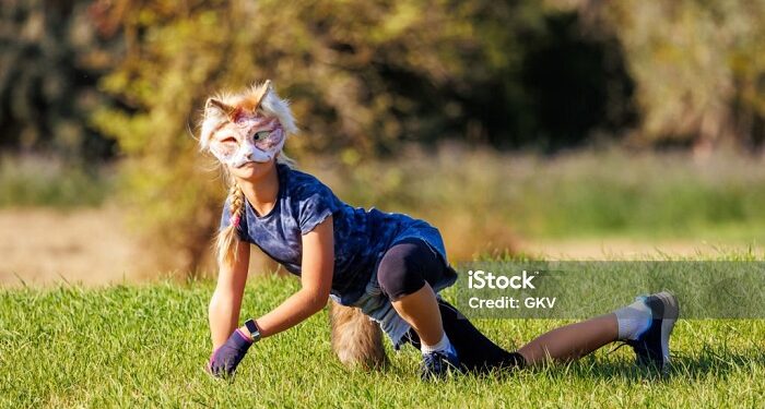 Un therian perro quiso orinar en la vereda y un hombre le tiró un balde de agua