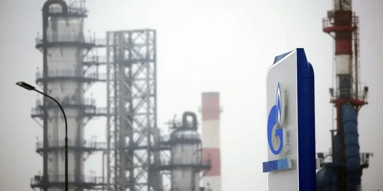 Estados Unidos autoriza la compra temporal de petróleo de Rusia para contener la escalada de precios