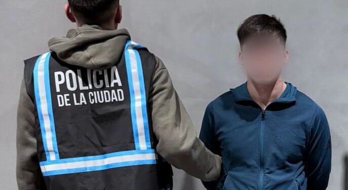 La Policía de la Ciudad detuvo en La Boca a un delincuente de 20 años buscado por dos homicidios y un robo agravado cometidos cuando era menor