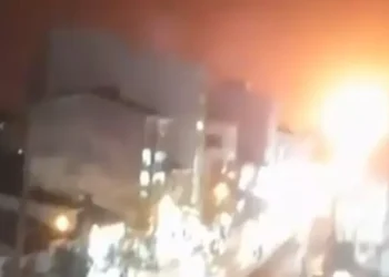Una oleada de intensos bombardeos israelíes y estadounidenses sobre Teherán y puertos del mar Caspio