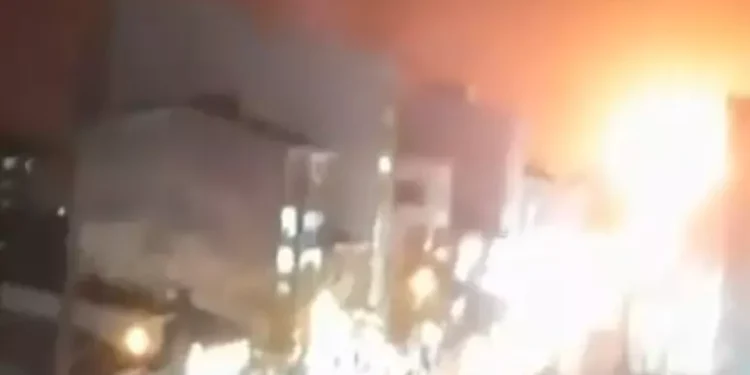 Una oleada de intensos bombardeos israelíes y estadounidenses sobre Teherán y puertos del mar Caspio
