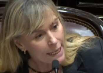 Juliana Di Tulio exige solo argentinos en puestos claves