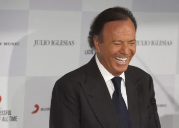 Citados el abogado de Julio Iglesias y la Fiscalía en su pugna por la denuncia al cantante