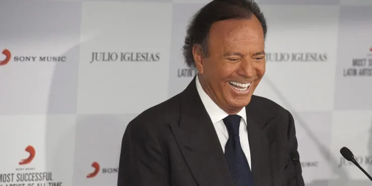 Citados el abogado de Julio Iglesias y la Fiscalía en su pugna por la denuncia al cantante