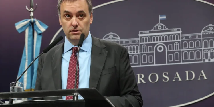 Advierten que “si Adorni se fue de la conferencia de prensa debe irse también del Gobierno”