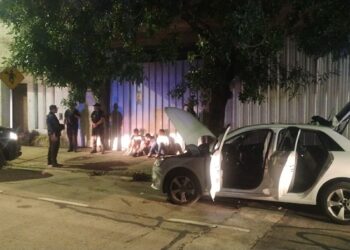La Policía de la Ciudad detuvo a tres delincuentes con antecedentes que cortaron la luz para robar en un depósito de neumáticos en Villa Lugano