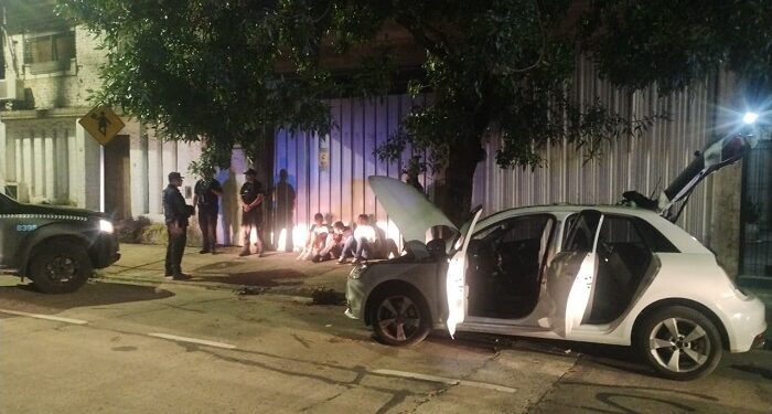 La Policía de la Ciudad detuvo a tres delincuentes con antecedentes que cortaron la luz para robar en un depósito de neumáticos en Villa Lugano