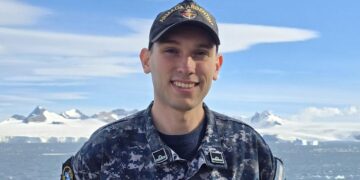 Teniente de Fragata Alejandro Pacheco Roth: «Es un honor navegar en aguas antárticas»